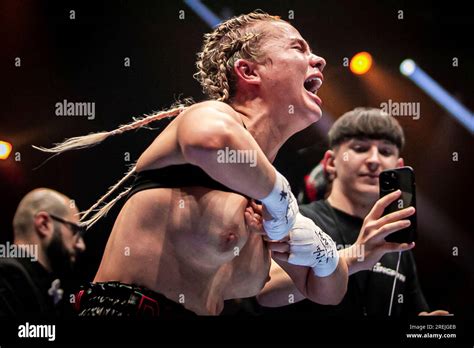 daniella hemsley uncensored celebration|Kingpyn Boxing results: Daniella Hemsley flashes audience after。